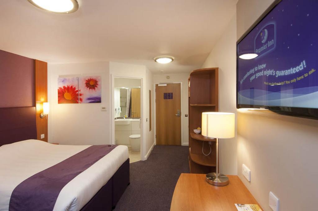 Premier Inn Cardiff North Exterior foto
